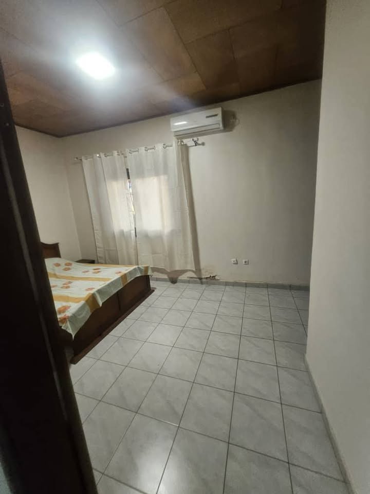 House (Villa) to rent - Yaoundé, Mfandena, omnisport - 2 living room(s), 5 bedroom(s), 6 bathroom(s) - 700 000 FCFA / month