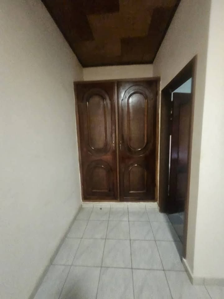 House (Villa) to rent - Yaoundé, Mfandena, omnisport - 2 living room(s), 5 bedroom(s), 6 bathroom(s) - 700 000 FCFA / month