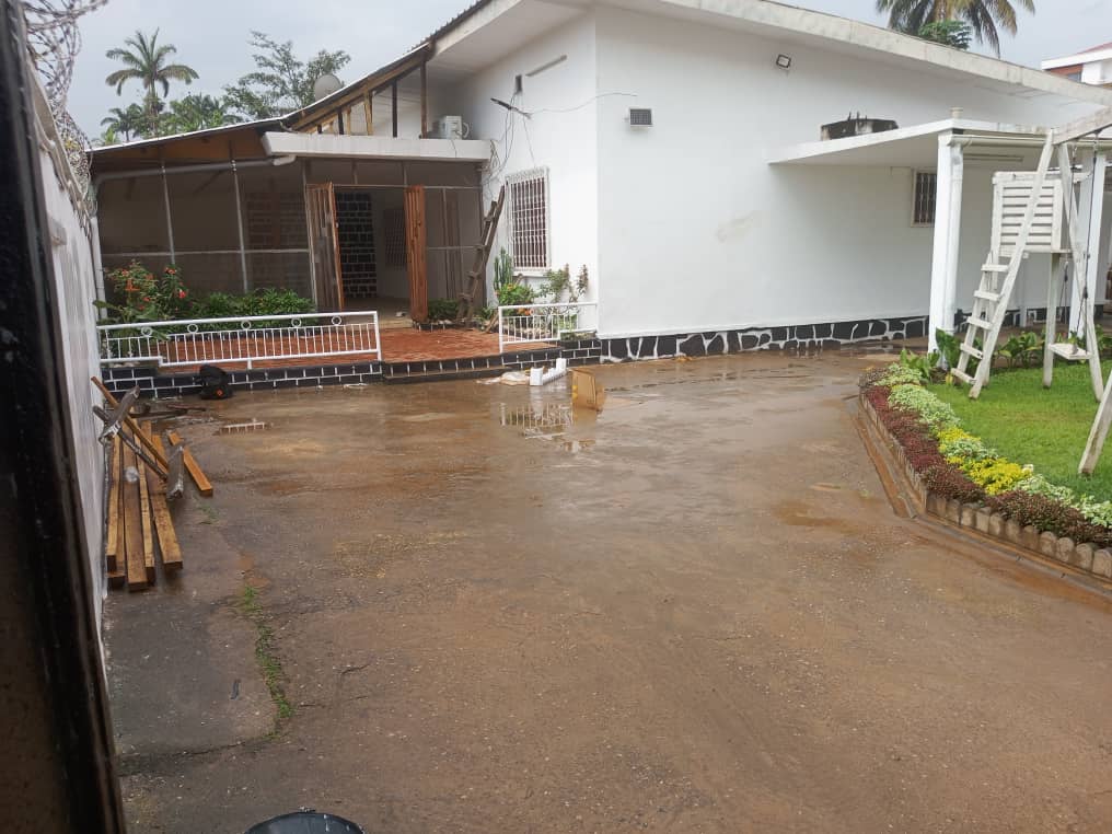 House (Villa) to rent - Yaoundé, Bastos, Bastos - 1 living room(s), 3 bedroom(s), 3 bathroom(s) - 700 000 FCFA / month