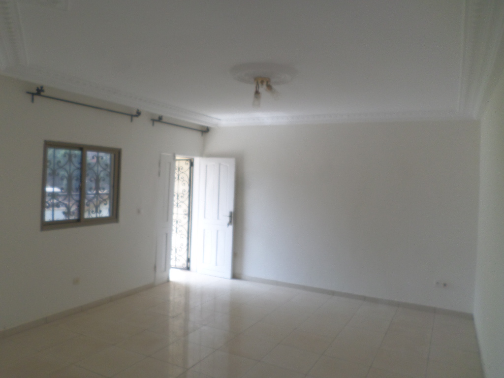 Apartment to rent - Yaoundé, Bastos, Bastos - 1 living room(s), 1 bedroom(s), 1 bathroom(s) - 225 000 FCFA / month