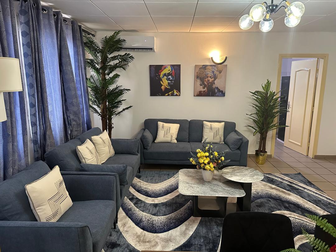 Apartment to rent - Yaoundé, Mfandena, Stv - 1 living room(s), 3 bedroom(s), 2 bathroom(s) - 900 000 FCFA / month