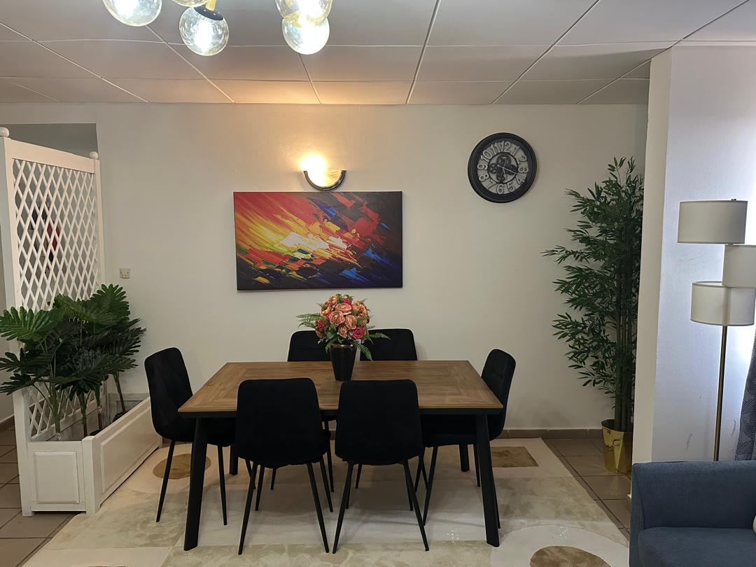 Apartment to rent - Yaoundé, Mfandena, Stv - 1 living room(s), 3 bedroom(s), 2 bathroom(s) - 900 000 FCFA / month