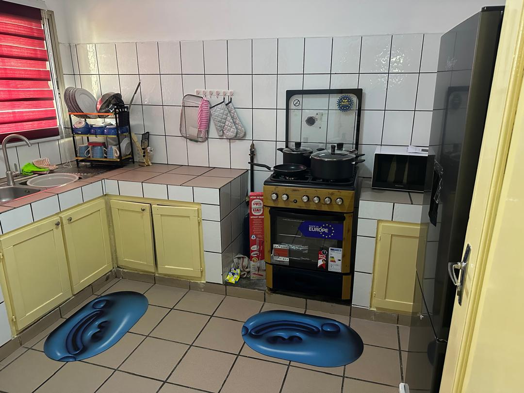 Apartment to rent - Yaoundé, Mfandena, Stv - 1 living room(s), 3 bedroom(s), 2 bathroom(s) - 900 000 FCFA / month