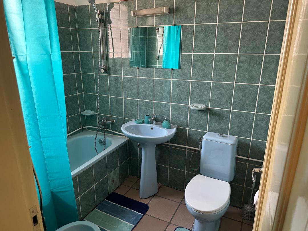 Apartment to rent - Yaoundé, Mfandena, Stv - 1 living room(s), 3 bedroom(s), 2 bathroom(s) - 900 000 FCFA / month