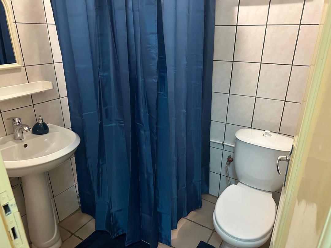 Apartment to rent - Yaoundé, Mfandena, Stv - 1 living room(s), 3 bedroom(s), 2 bathroom(s) - 900 000 FCFA / month