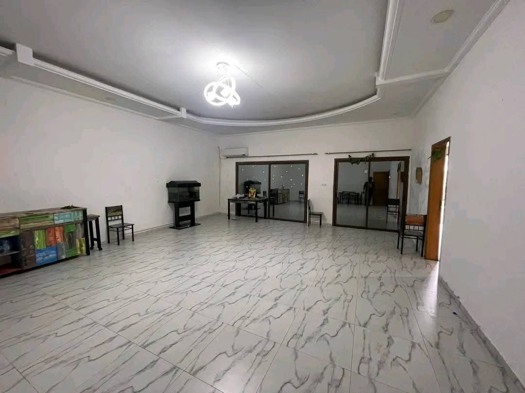 Maison (Villa) à louer - Douala, Bonapriso, Villa  de trois chambres piscine à  1.000.000F/mois - 1 salon(s), 3 chambre(s), 2 salle(s) de bains - 1 000 000 FCFA / mois