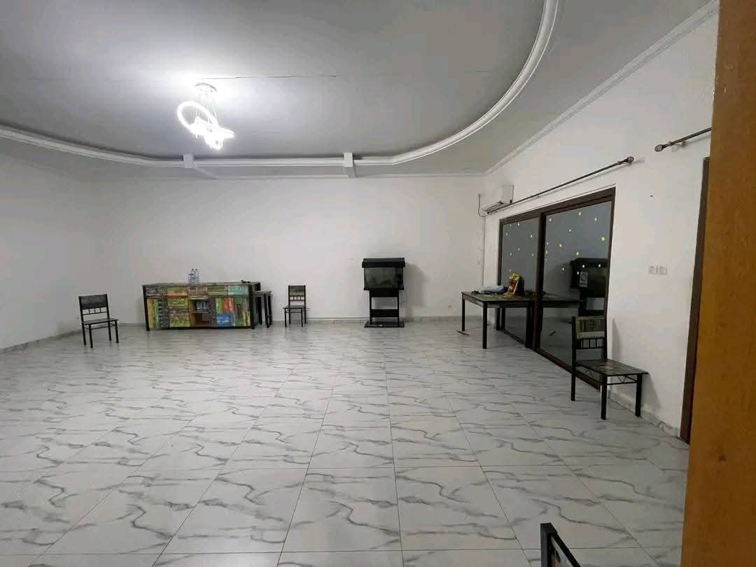 Maison (Villa) à louer - Douala, Bonapriso, Villa  de trois chambres piscine à  1.000.000F/mois - 1 salon(s), 3 chambre(s), 2 salle(s) de bains - 1 000 000 FCFA / mois