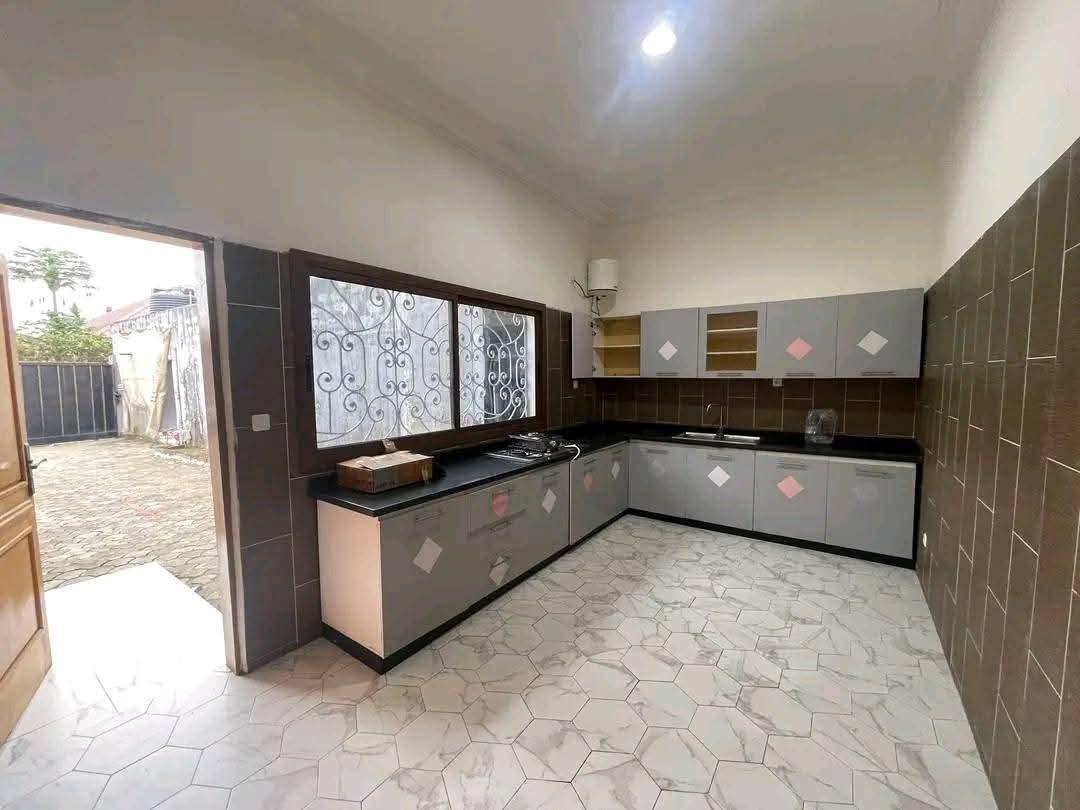 Maison (Villa) à louer - Douala, Bonapriso, Villa  de trois chambres piscine à  1.000.000F/mois - 1 salon(s), 3 chambre(s), 2 salle(s) de bains - 1 000 000 FCFA / mois