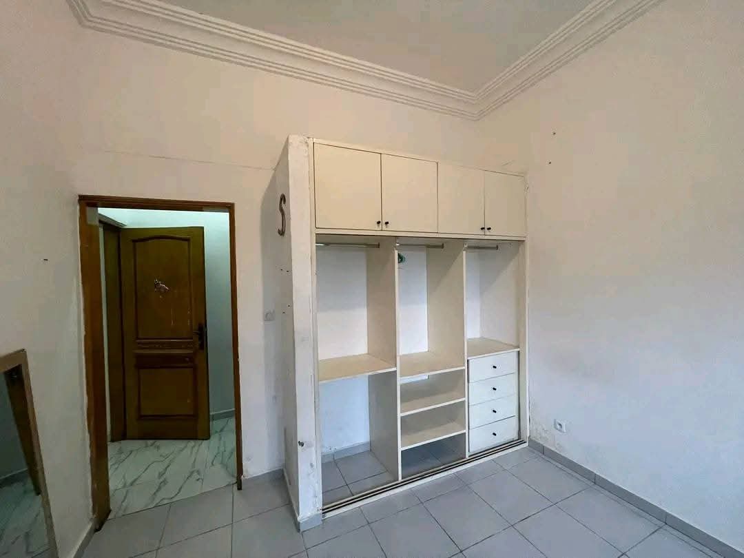 Maison (Villa) à louer - Douala, Bonapriso, Villa  de trois chambres piscine à  1.000.000F/mois - 1 salon(s), 3 chambre(s), 2 salle(s) de bains - 1 000 000 FCFA / mois