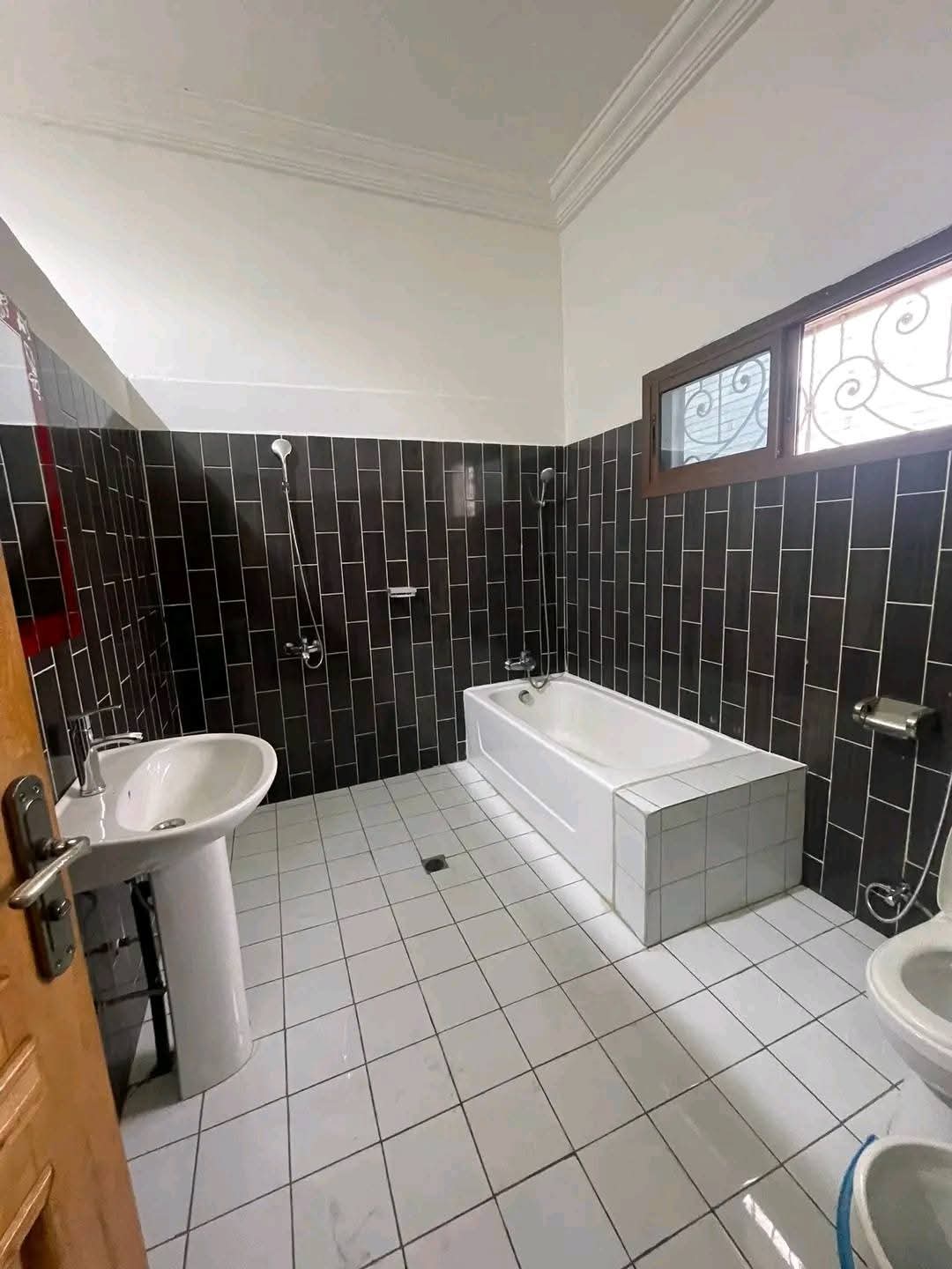Maison (Villa) à louer - Douala, Bonapriso, Villa  de trois chambres piscine à  1.000.000F/mois - 1 salon(s), 3 chambre(s), 2 salle(s) de bains - 1 000 000 FCFA / mois
