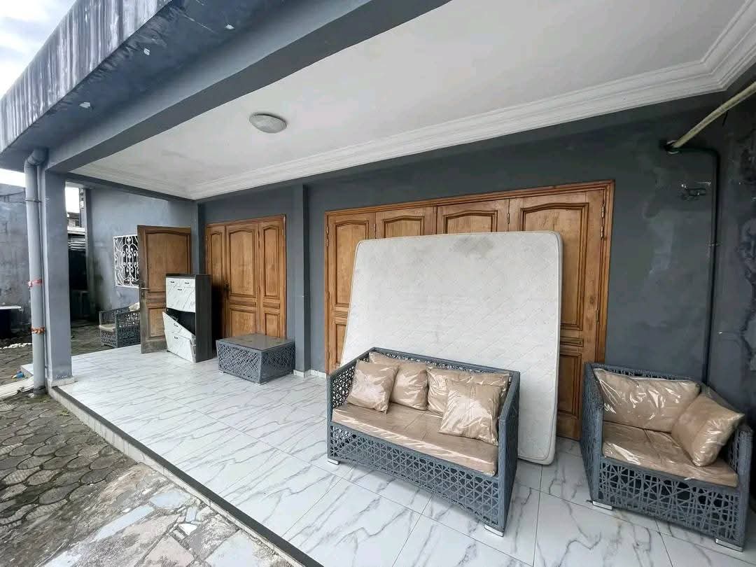 Maison (Villa) à louer - Douala, Bonapriso, Villa  de trois chambres piscine à  1.000.000F/mois - 1 salon(s), 3 chambre(s), 2 salle(s) de bains - 1 000 000 FCFA / mois