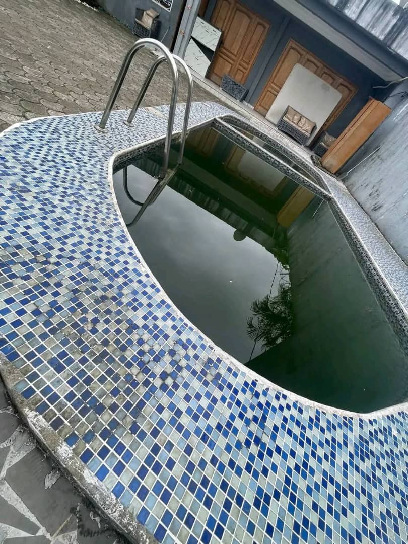 Maison (Villa) à louer - Douala, Bonapriso, Villa  de trois chambres piscine à  1.000.000F/mois - 1 salon(s), 3 chambre(s), 2 salle(s) de bains - 1 000 000 FCFA / mois