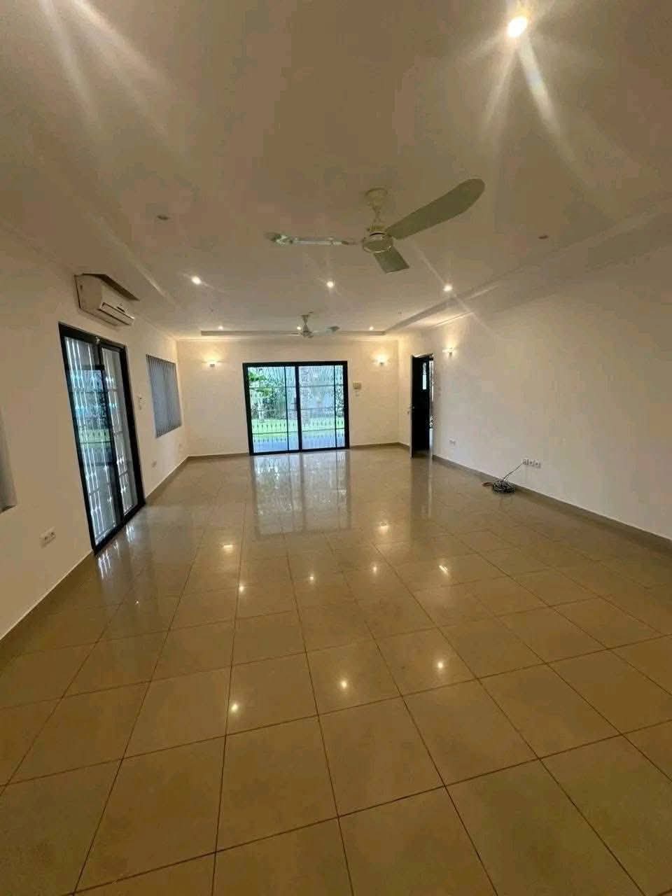 House (Duplex) to rent - Douala, Bonapriso, Maison à louer bonapriso hydrocarbures - 1 living room(s), 4 bedroom(s), 4 bathroom(s) - 3 200 000 FCFA / month