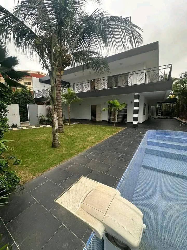 Maison (Duplex) à louer - Douala, Bonapriso, Maison à louer bonapriso hydrocarbures - 1 salon(s), 4 chambre(s), 4 salle(s) de bains - 3 200 000 FCFA / mois