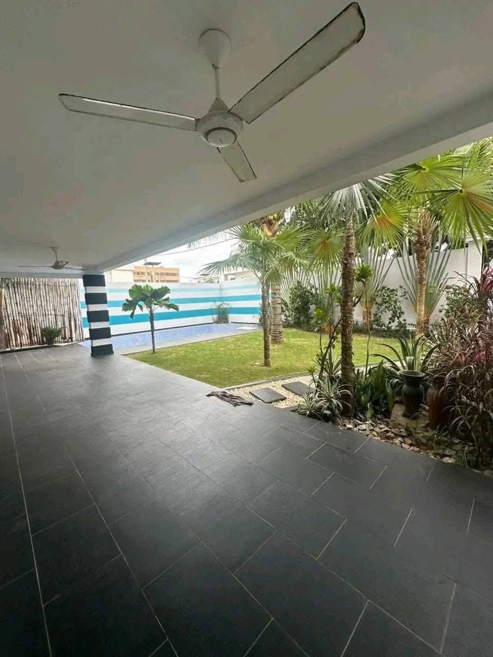 Maison (Duplex) à louer - Douala, Bonapriso, Maison à louer bonapriso hydrocarbures - 1 salon(s), 4 chambre(s), 4 salle(s) de bains - 3 200 000 FCFA / mois
