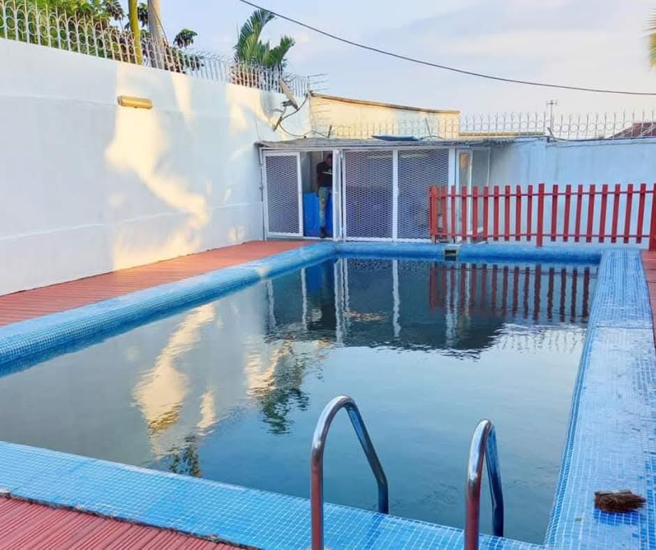 House (Duplex) to rent - Douala, Bonapriso, Bonapriso armée de l'air - 1 living room(s), 5 bedroom(s), 4 bathroom(s) - 2 000 000 FCFA / month