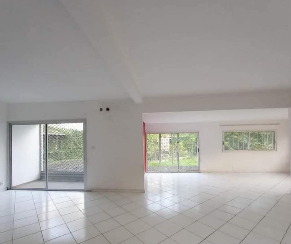 Maison (Duplex) à louer - Douala, Bonapriso, Bonapriso armée de l'air - 1 salon(s), 5 chambre(s), 4 salle(s) de bains - 2 000 000 FCFA / mois
