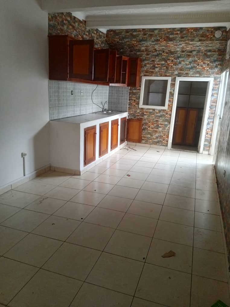 House (Villa) to rent - Yaoundé, Bastos, Bastos - 1 living room(s), 3 bedroom(s), 3 bathroom(s) - 700 000 FCFA / month