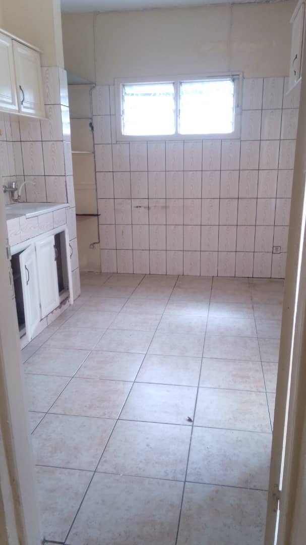 House (Villa) to rent - Yaoundé, Bastos, Bastos - 1 living room(s), 4 bedroom(s), 3 bathroom(s) - 800 000 FCFA / month