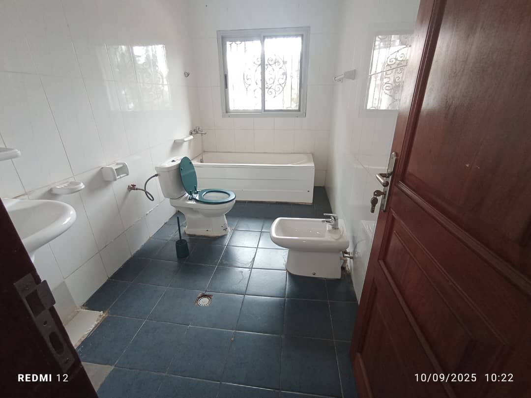 Bureau à louer à Yaoundé, Bastos, Golf - 500 m2 - 2 000 000 FCFA