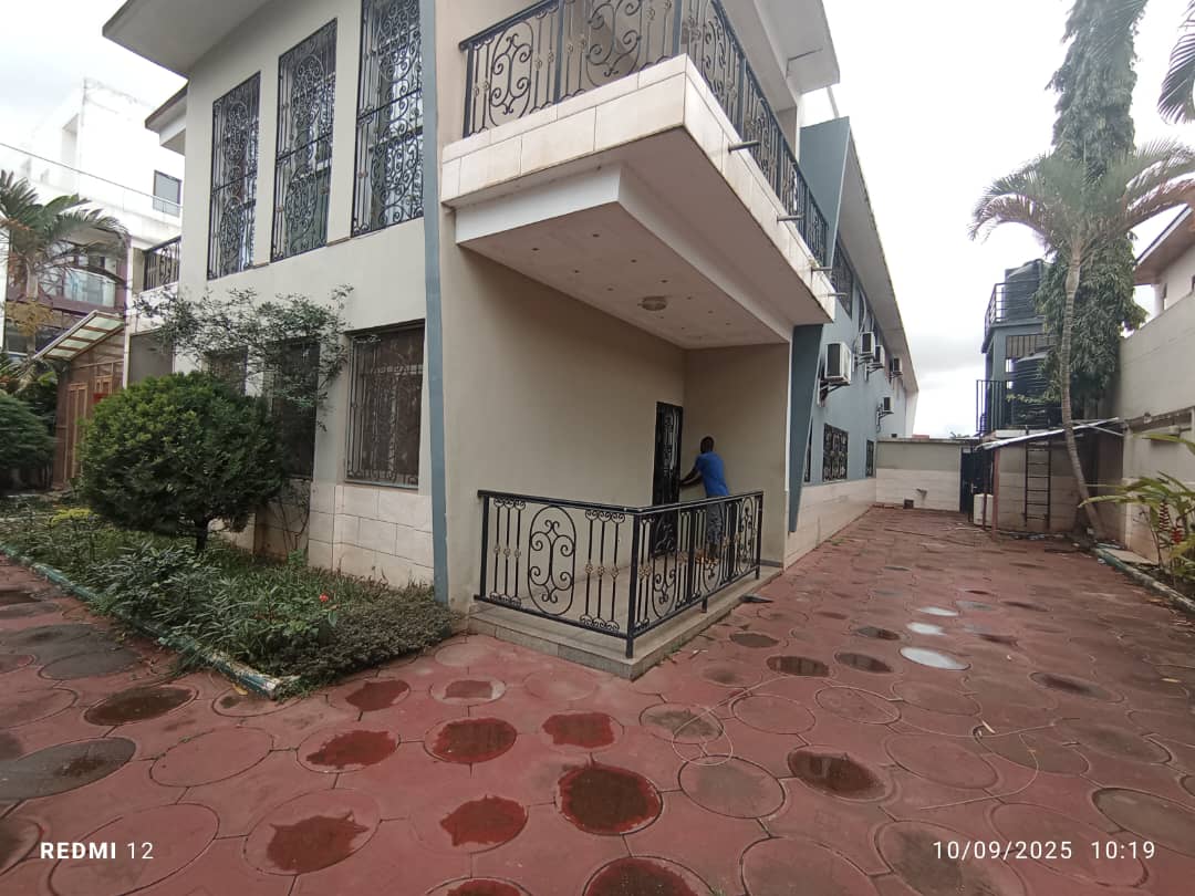 House (Duplex) to rent - Yaoundé, Bastos, Golf - 2 living room(s), 4 bedroom(s), 5 bathroom(s) - 2 000 000 FCFA / month