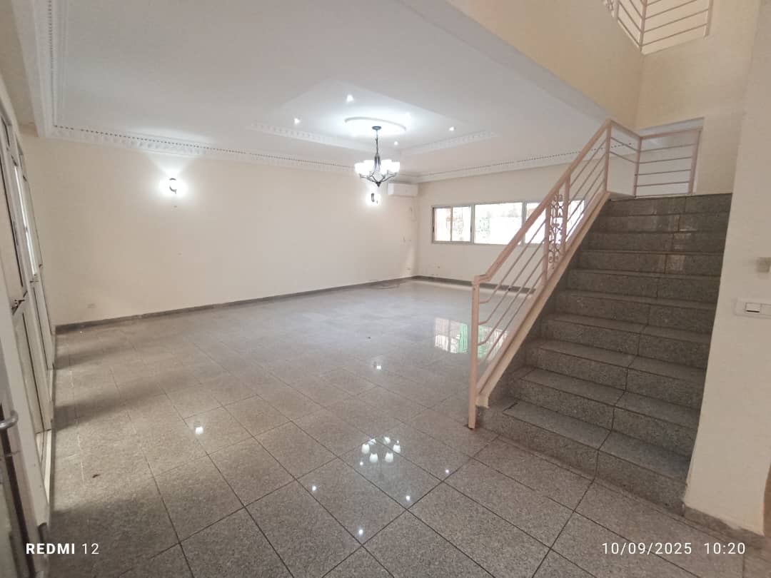 House (Duplex) to rent - Yaoundé, Bastos, Golf - 2 living room(s), 4 bedroom(s), 5 bathroom(s) - 2 000 000 FCFA / month