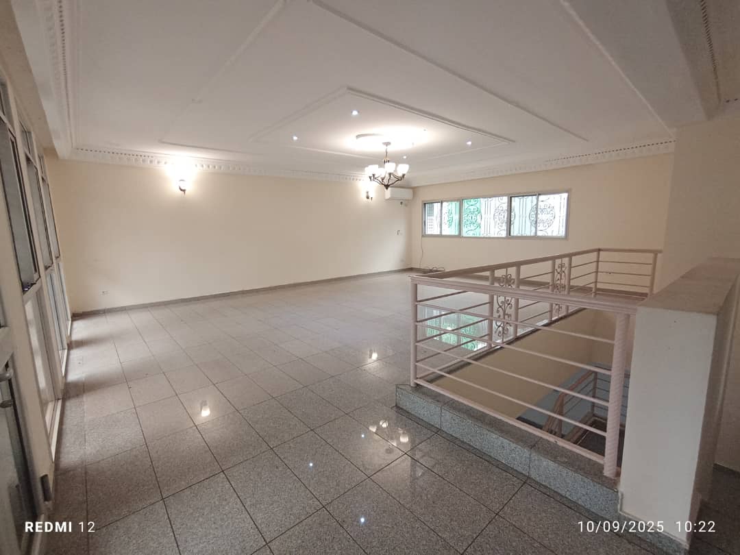 House (Duplex) to rent - Yaoundé, Bastos, Golf - 2 living room(s), 4 bedroom(s), 5 bathroom(s) - 2 000 000 FCFA / month