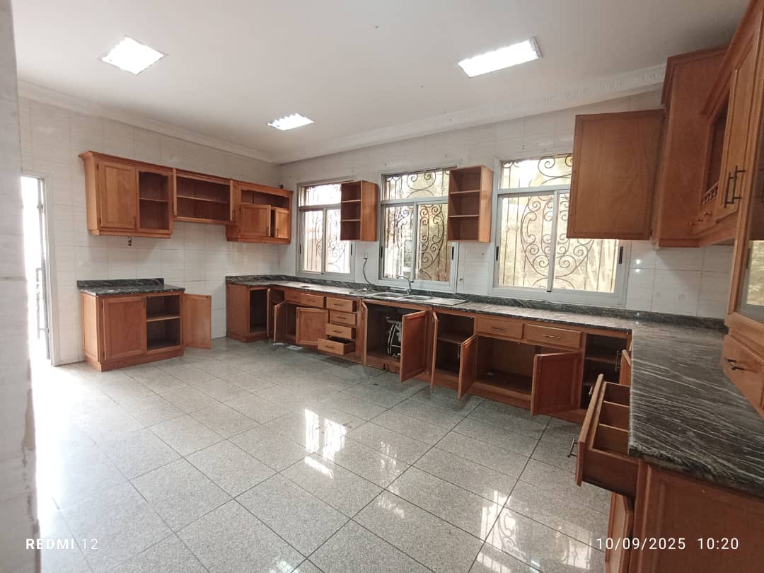 House (Duplex) to rent - Yaoundé, Bastos, Golf - 2 living room(s), 4 bedroom(s), 5 bathroom(s) - 2 000 000 FCFA / month
