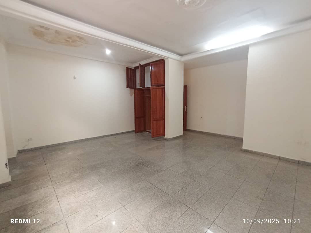 House (Duplex) to rent - Yaoundé, Bastos, Golf - 2 living room(s), 4 bedroom(s), 5 bathroom(s) - 2 000 000 FCFA / month