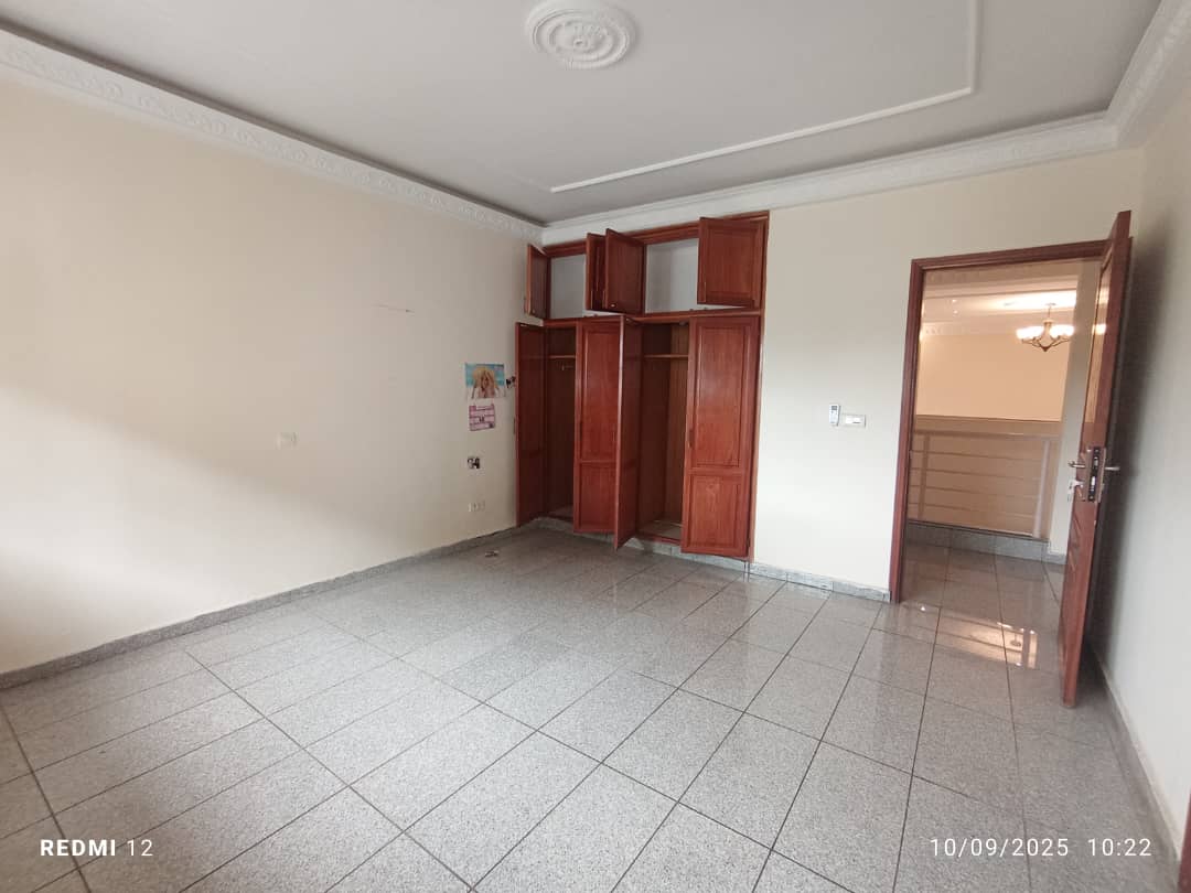 House (Duplex) to rent - Yaoundé, Bastos, Golf - 2 living room(s), 4 bedroom(s), 5 bathroom(s) - 2 000 000 FCFA / month