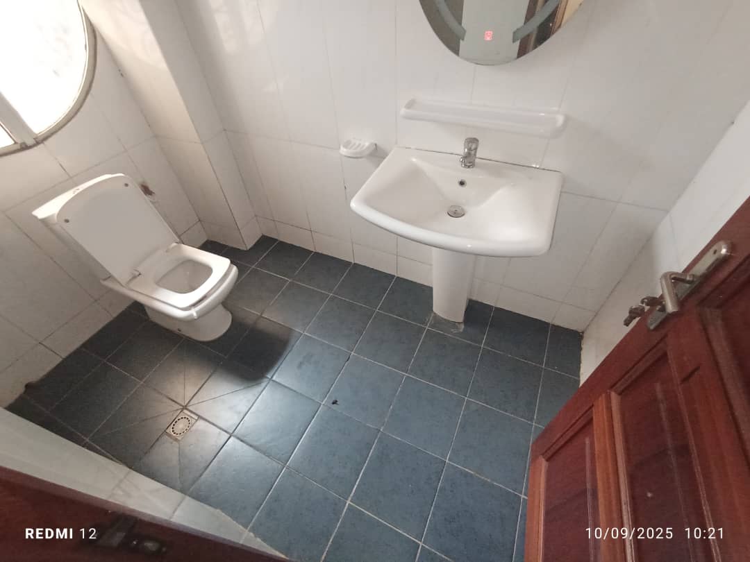 House (Duplex) to rent - Yaoundé, Bastos, Golf - 2 living room(s), 4 bedroom(s), 5 bathroom(s) - 2 000 000 FCFA / month