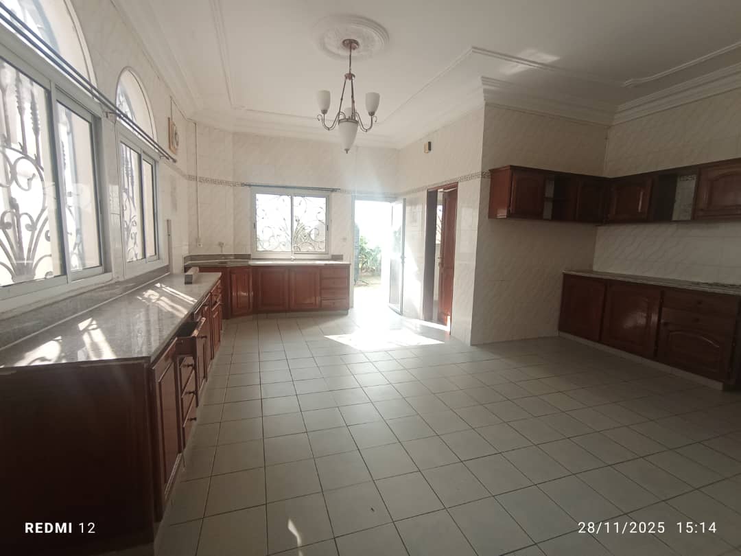 House (Duplex) to rent - Yaoundé, Bastos, Golf - 3 living room(s), 4 bedroom(s), 6 bathroom(s) - 2 000 000 FCFA / month