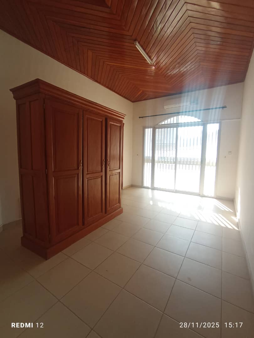 House (Duplex) to rent - Yaoundé, Bastos, Golf - 3 living room(s), 4 bedroom(s), 6 bathroom(s) - 2 000 000 FCFA / month