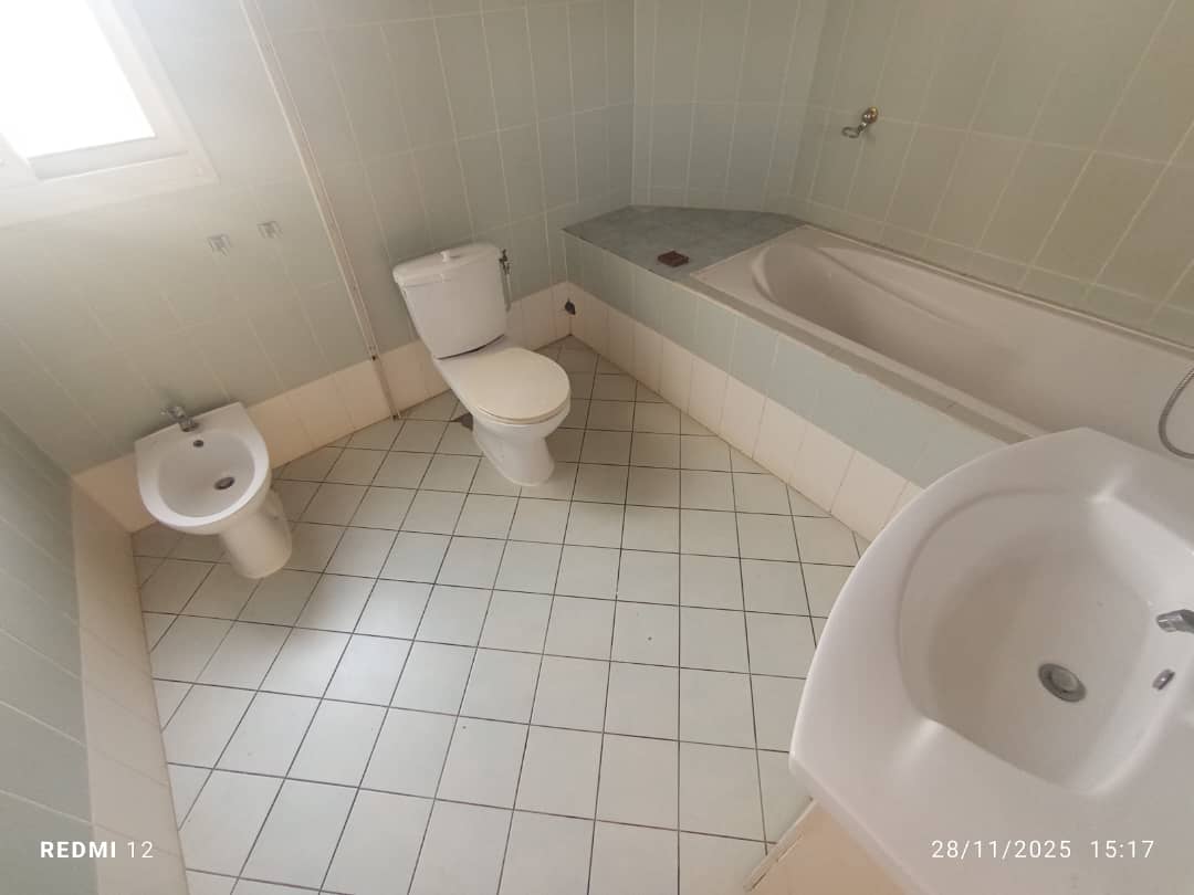 House (Duplex) to rent - Yaoundé, Bastos, Golf - 3 living room(s), 4 bedroom(s), 6 bathroom(s) - 2 000 000 FCFA / month