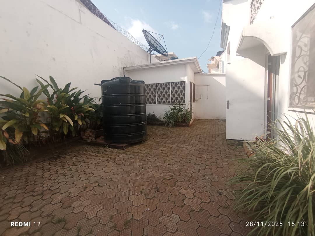House (Duplex) to rent - Yaoundé, Bastos, Golf - 3 living room(s), 4 bedroom(s), 6 bathroom(s) - 2 000 000 FCFA / month