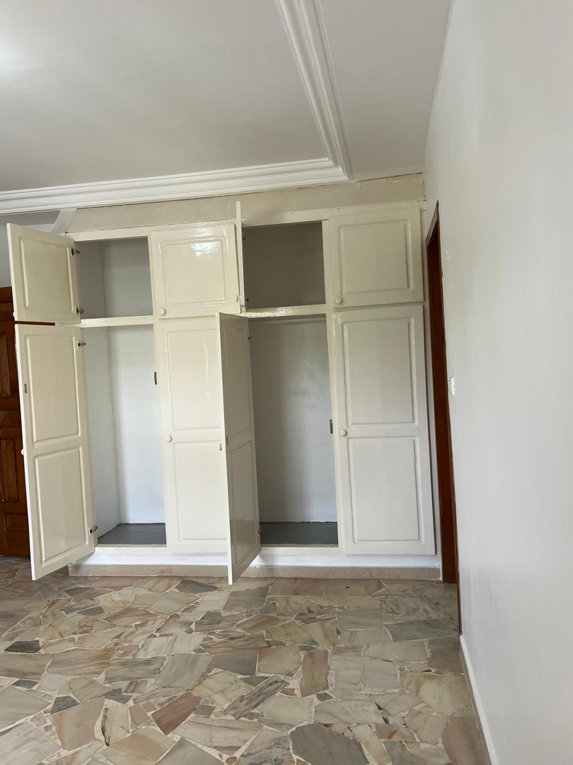 House (Villa) to rent - Yaoundé, Bastos, Bastos - 1 living room(s), 4 bedroom(s), 4 bathroom(s) - 1 700 000 FCFA / month