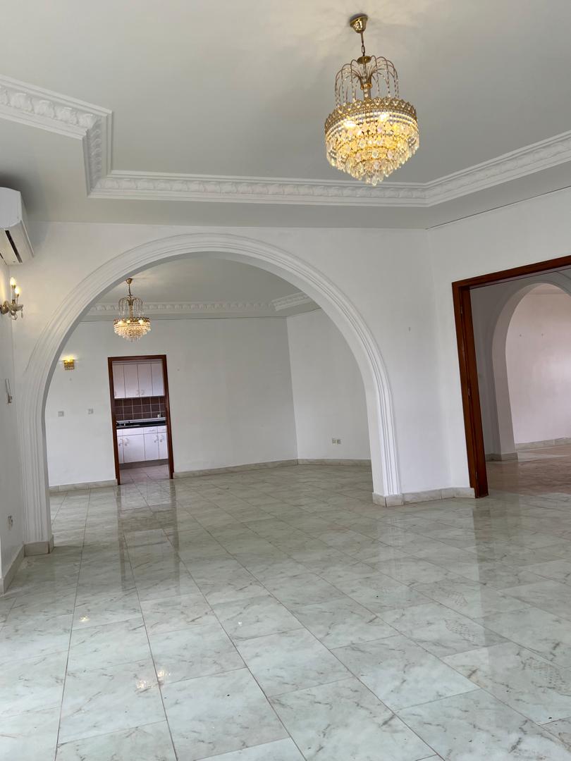 Bureau à louer à Yaoundé, Bastos, Bastos - 600 m2 - 1 700 000 FCFA