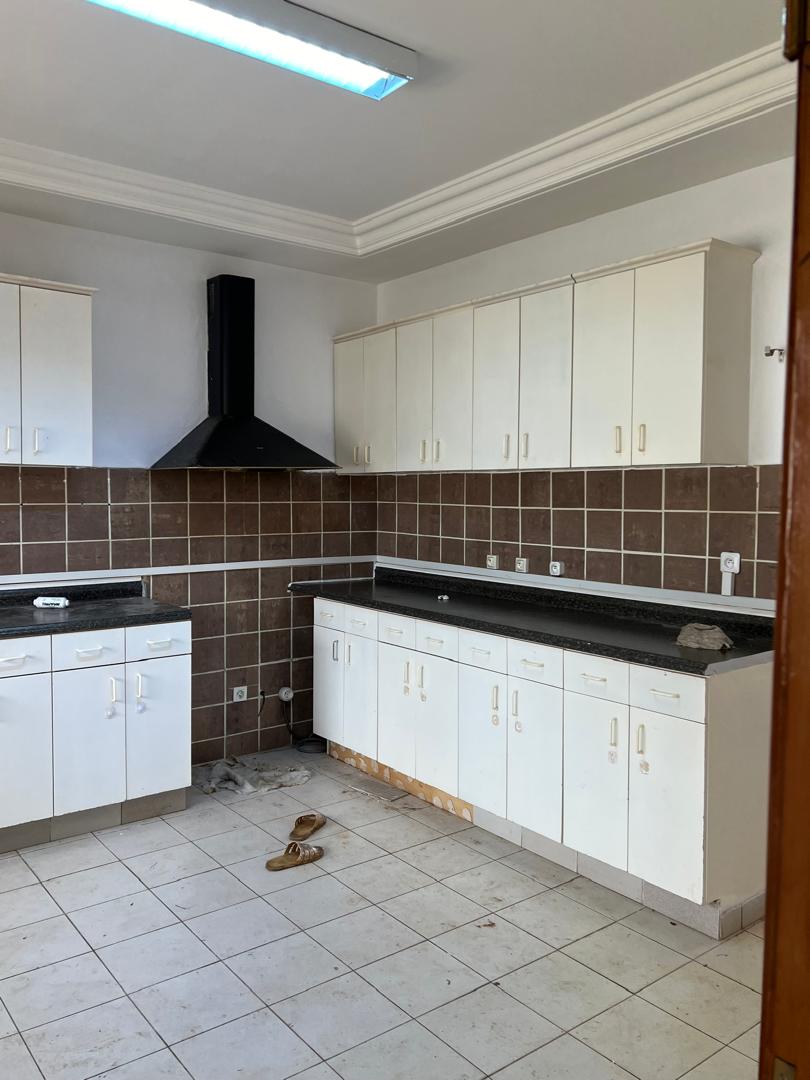 Bureau à louer à Yaoundé, Bastos, Bastos - 600 m2 - 1 700 000 FCFA