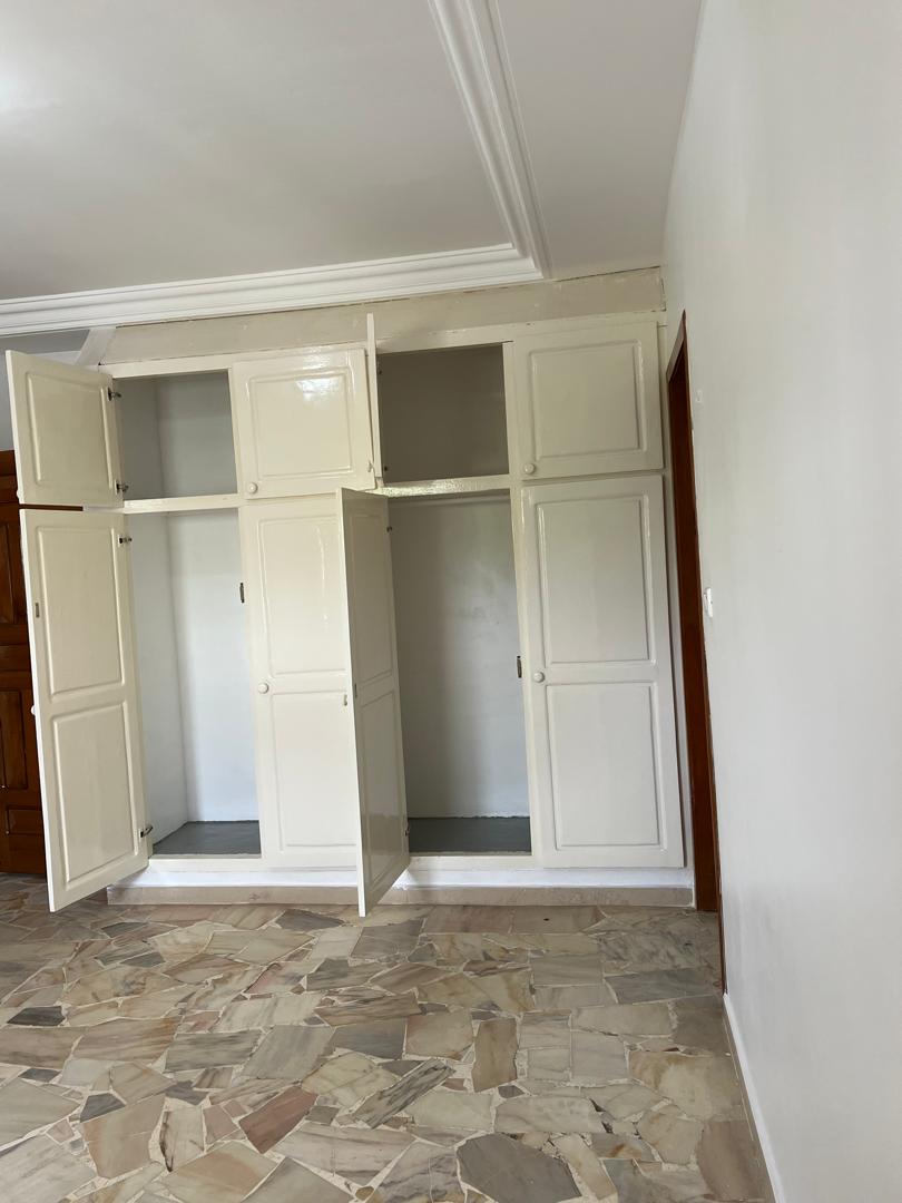 Bureau à louer à Yaoundé, Bastos, Bastos - 600 m2 - 1 700 000 FCFA