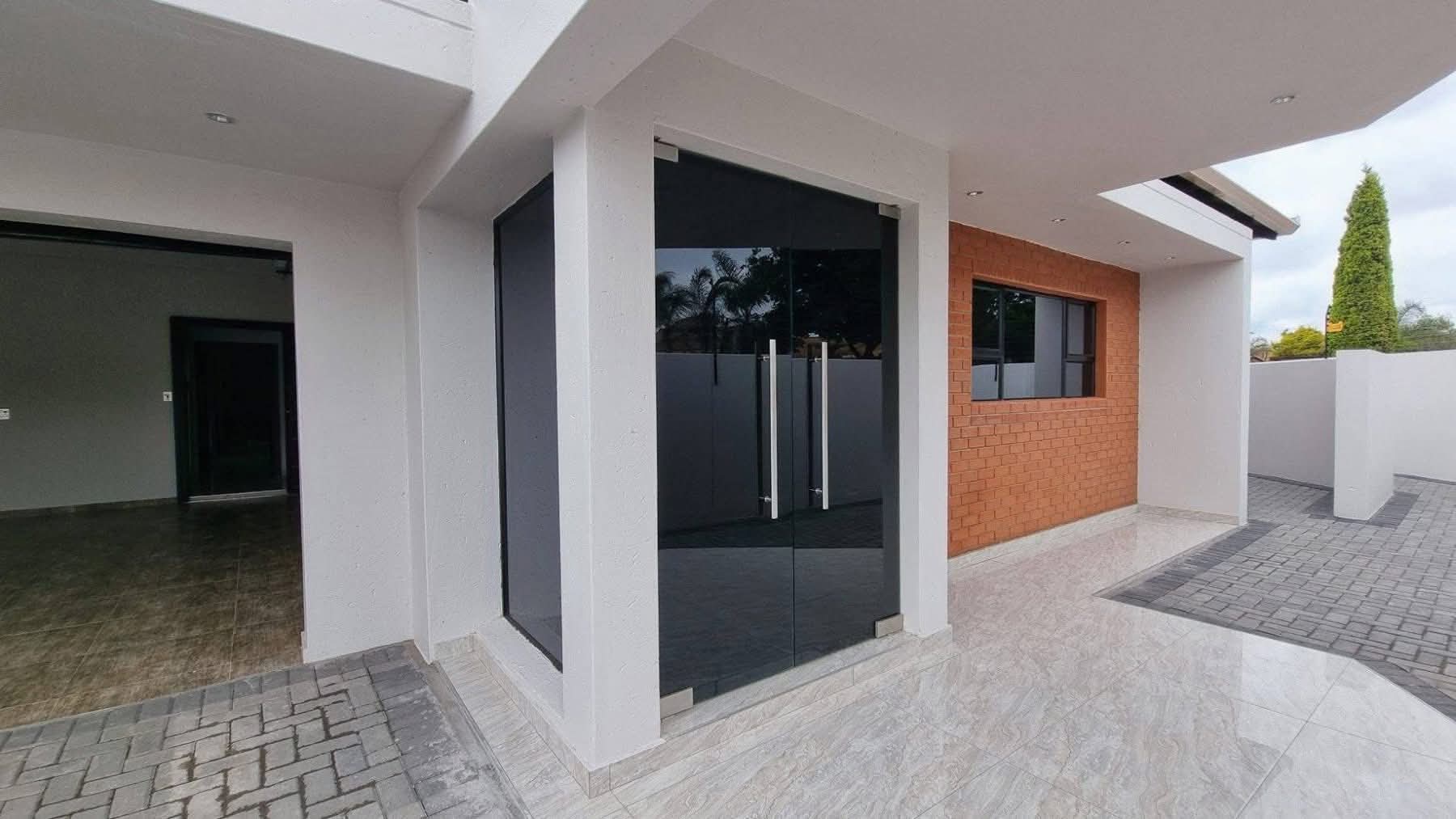 Maison (Villa) à louer - Yaoundé, Mfandena, Omnisport - 1 salon(s), 3 chambre(s), 3 salle(s) de bains - 1 500 000 FCFA / mois