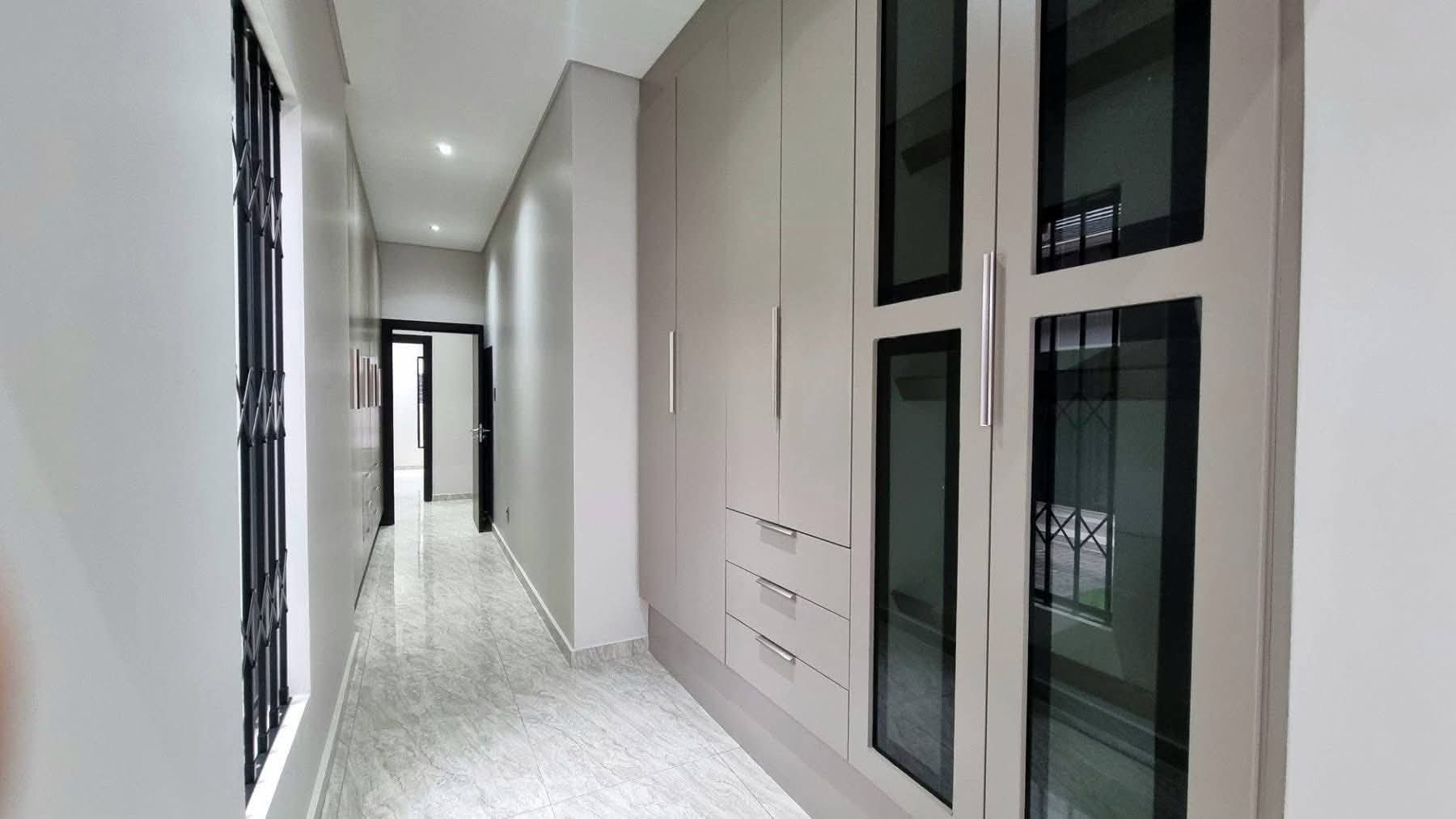 Maison (Villa) à louer - Yaoundé, Mfandena, Omnisport - 1 salon(s), 3 chambre(s), 3 salle(s) de bains - 1 500 000 FCFA / mois