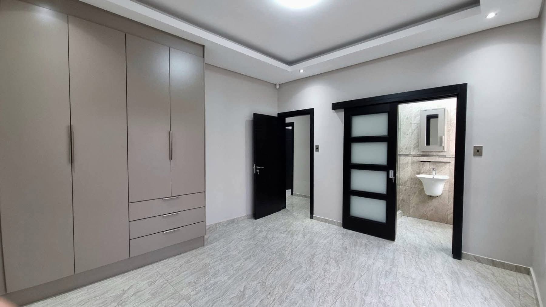 Maison (Villa) à louer - Yaoundé, Mfandena, Omnisport - 1 salon(s), 3 chambre(s), 3 salle(s) de bains - 1 500 000 FCFA / mois