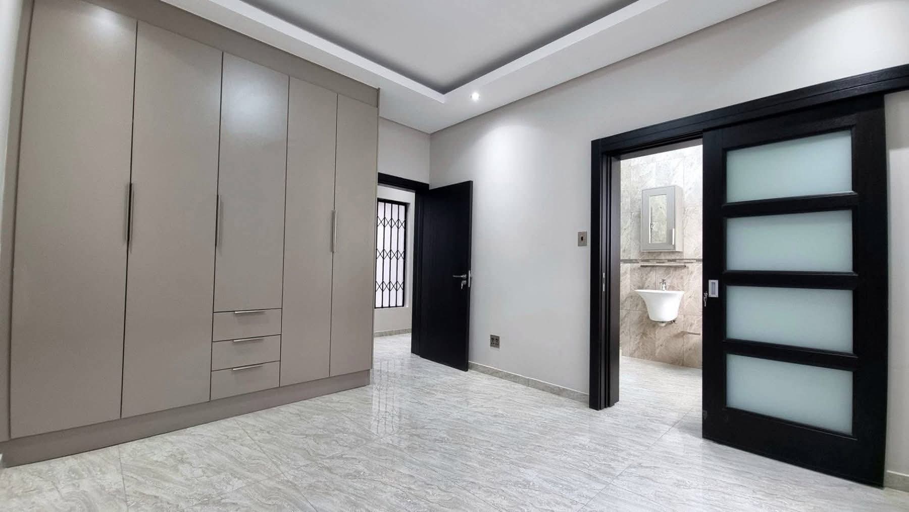 Bureau à louer à Yaoundé, Mfandena, Omnisport - 500 m2 - 1 500 000 FCFA