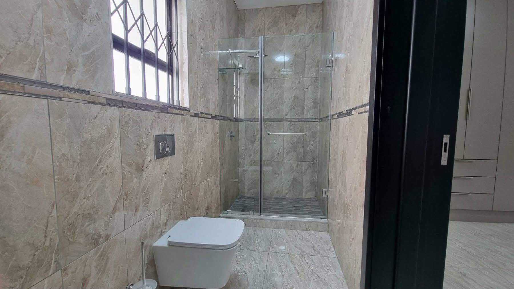 Bureau à louer à Yaoundé, Mfandena, Omnisport - 500 m2 - 1 500 000 FCFA