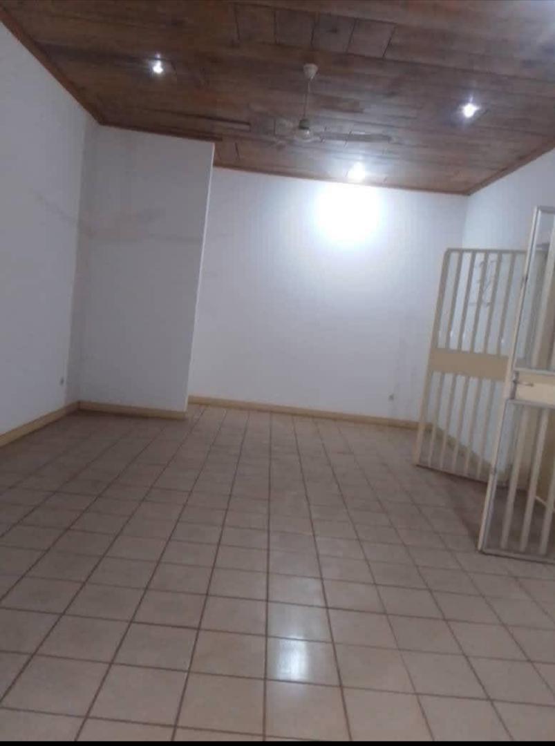 Bureau à louer à Yaoundé, Elig-essono, Elig essono - 800 m2 - 1 500 000 FCFA