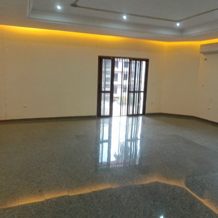 Bureau à louer à Yaoundé, Bastos, Golf - 700 m2 - 4 000 000 FCFA