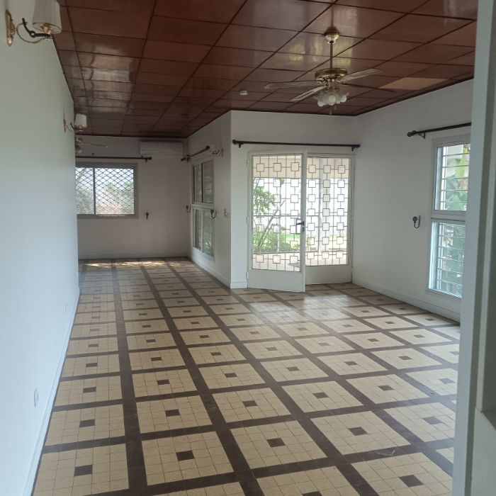 House (Villa) to rent - Yaoundé, Bastos, Bastos - 1 living room(s), 4 bedroom(s), 4 bathroom(s) - 2 500 000 FCFA / month