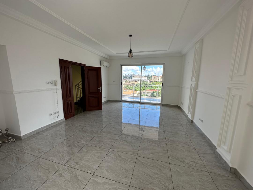 Apartment to rent - Yaoundé, Bastos, Bastos centre - 1 living room(s), 2 bedroom(s), 3 bathroom(s) - 850 000 FCFA / month