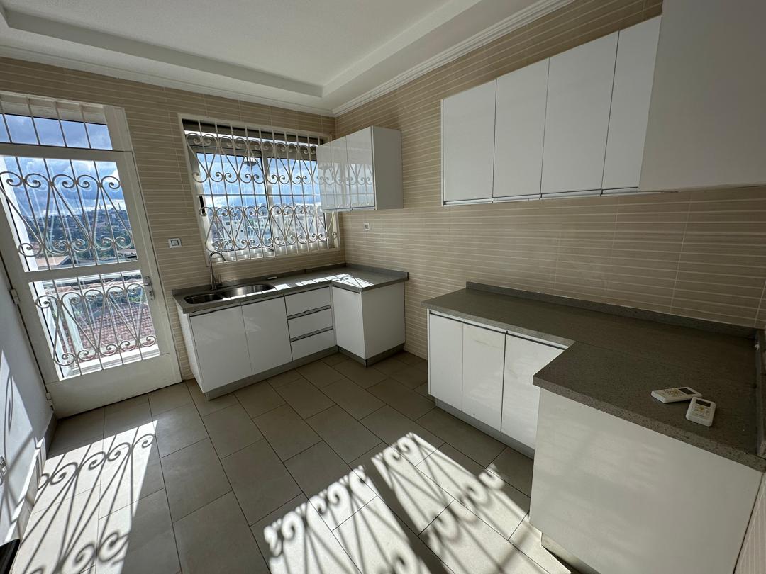 Apartment to rent - Yaoundé, Bastos, Bastos centre - 1 living room(s), 2 bedroom(s), 3 bathroom(s) - 850 000 FCFA / month