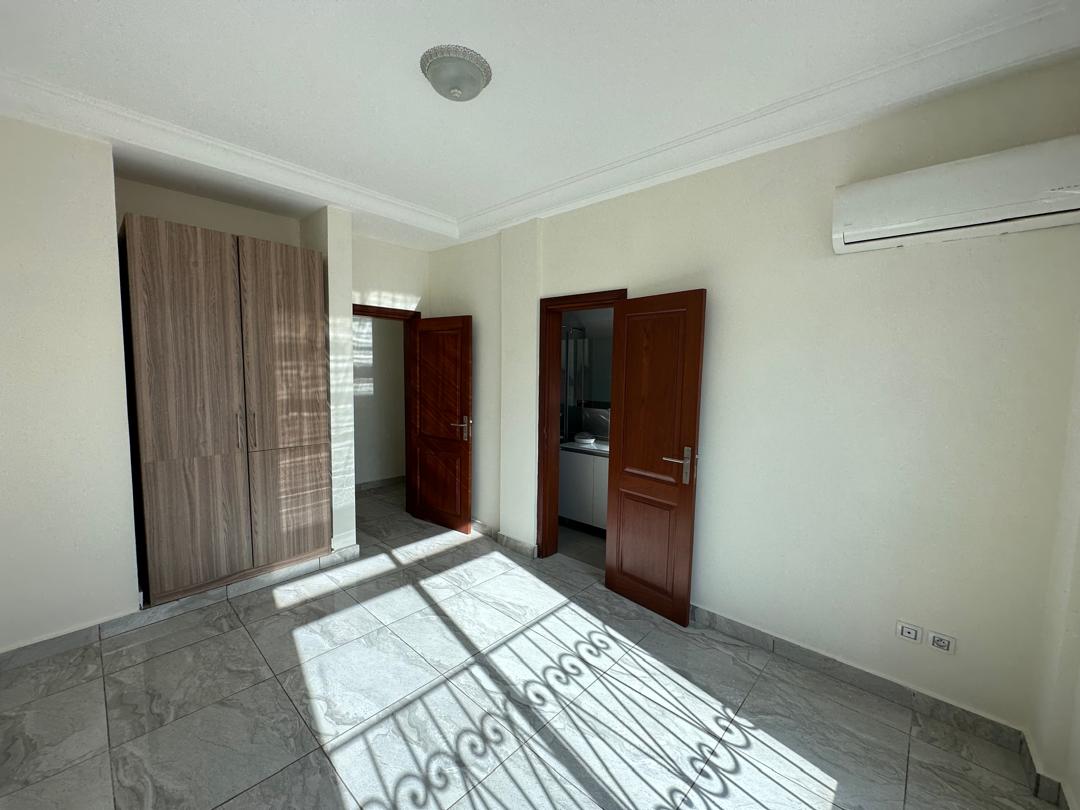 Apartment to rent - Yaoundé, Bastos, Bastos centre - 1 living room(s), 2 bedroom(s), 3 bathroom(s) - 850 000 FCFA / month